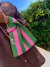 Carica l'immagine nel visualizzatore di Gallery, FROU/FROU - Collana Rosetta delle Onde - Borsa RIVIERA e Ciondolo OMAGGIO