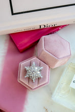 Carica l'immagine nel visualizzatore di Gallery, Spilla SNOWFLAKE - ottone e zirconia