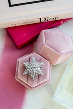 Carica l'immagine nel visualizzatore di Gallery, Spilla SNOWFLAKE - ottone e zirconia