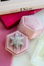 Carica l'immagine nel visualizzatore di Gallery, Spilla SNOWFLAKE - ottone e zirconia