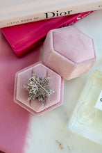 Carica l'immagine nel visualizzatore di Gallery, Spilla SNOWFLAKE - ottone e zirconia