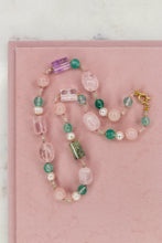 Carica l'immagine nel visualizzatore di Gallery, Linea Precious - Collana PETALO DI LUCE corta + Ciondolo Conchiglia Quarzo Rosa