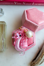 Carica l'immagine nel visualizzatore di Gallery, FROU/FROU - Collana Rosetta delle Onde - Borsa RIVIERA e Ciondolo OMAGGIO