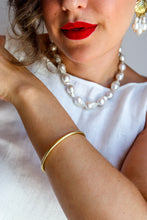 Carica l'immagine nel visualizzatore di Gallery, Mè·ro Bijoux - Bracciale Rigido ONDA DORATA (piccolo)
