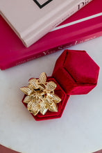 Carica l'immagine nel visualizzatore di Gallery, Spilla LOTO LUXURY - ottone e zirconia