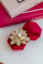 Carica l'immagine nel visualizzatore di Gallery, Spilla LOTO LUXURY - ottone e zirconia