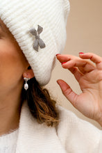 Carica l'immagine nel visualizzatore di Gallery, Spilla BOW - ottone e zirconia