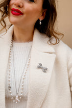 Carica l'immagine nel visualizzatore di Gallery, Spilla BOW - ottone e zirconia