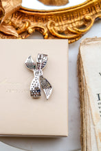Carica l'immagine nel visualizzatore di Gallery, Spilla BOW - ottone e zirconia