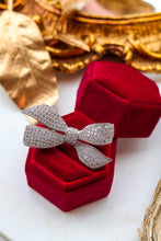 Carica l'immagine nel visualizzatore di Gallery, Spilla BOW - ottone e zirconia