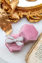 Carica l'immagine nel visualizzatore di Gallery, Spilla BOW - ottone e zirconia