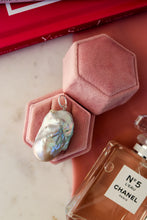 Load image into Gallery viewer, Precious Line - SILVER REFLECTIONS Pendant + FREE semi-rigid necklace