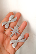 Carica l'immagine nel visualizzatore di Gallery, Spilla BOW - ottone e zirconia