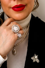 Carica l&#39;immagine nel visualizzatore di Gallery, Anello CAMELIA LADY cornice perle - argento 925
