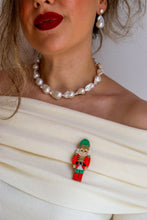 Carica l'immagine nel visualizzatore di Gallery, Pochette & Spilla – Magie di Festa - Schiaccianoci 🎠