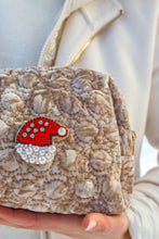 Carica l'immagine nel visualizzatore di Gallery, Pochette & Spilla – Magie di Festa - Cappello di Babbo Natale 🎅