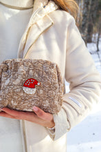 Carica l'immagine nel visualizzatore di Gallery, Pochette & Spilla – Magie di Festa - Cappello di Babbo Natale 🎅