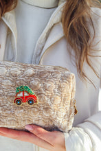 Carica l'immagine nel visualizzatore di Gallery, Pochette & Spilla – Magie di Festa - Macchinina con Albero 🚗