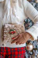 Carica l'immagine nel visualizzatore di Gallery, Pochette & Spilla – Magie di Festa - Macchinina con Albero 🚗