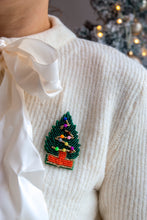 Carica l'immagine nel visualizzatore di Gallery, Pochette & Spilla – Magie di Festa - Albero di Natale 🎄