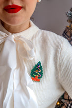 Carica l'immagine nel visualizzatore di Gallery, Pochette & Spilla – Magie di Festa - Albero di Natale 🎄