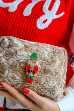 Carica l'immagine nel visualizzatore di Gallery, Pochette & Spilla – Magie di Festa - Schiaccianoci 🎠