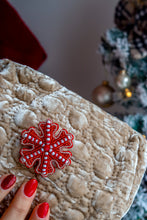 Carica l'immagine nel visualizzatore di Gallery, Pochette & Spilla – Magie di Festa - Fiocco di Neve ❄️