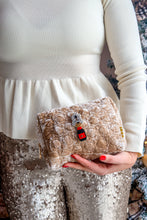 Carica l'immagine nel visualizzatore di Gallery, Pochette & Spilla – Magie di Festa - Brindiamo (bottiglia spumante)🥂