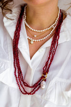Carica l&#39;immagine nel visualizzatore di Gallery, Collana MILLE MODI RUBINO con perla BAROCCA OMAGGIO - argento 925 placcato oro 18k
