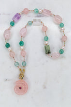 Carica l'immagine nel visualizzatore di Gallery, Linea Precious - Collana PETALO DI LUCE corta + Ciondolo Conchiglia Quarzo Rosa
