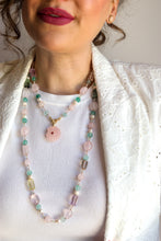 Carica l'immagine nel visualizzatore di Gallery, Linea Precious - Collana PETALO DI LUCE corta + Ciondolo Conchiglia Quarzo Rosa
