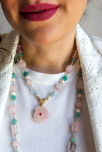 Carica l'immagine nel visualizzatore di Gallery, Linea Precious - Collana PETALO DI LUCE corta + Ciondolo Conchiglia Quarzo Rosa
