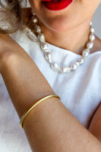 Carica l'immagine nel visualizzatore di Gallery, Mè·ro Bijoux - Bracciale Rigido ONDA DORATA (piccolo)
