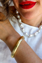 Carica l'immagine nel visualizzatore di Gallery, Mè·ro Bijoux - Bracciale Rigido ONDA DORATA (piccolo)
