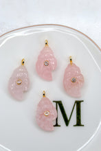 Load image into Gallery viewer, Ciondolo CHIAVE DI LUCE - Conchiglia Chiocciola Quarzo Rosa
