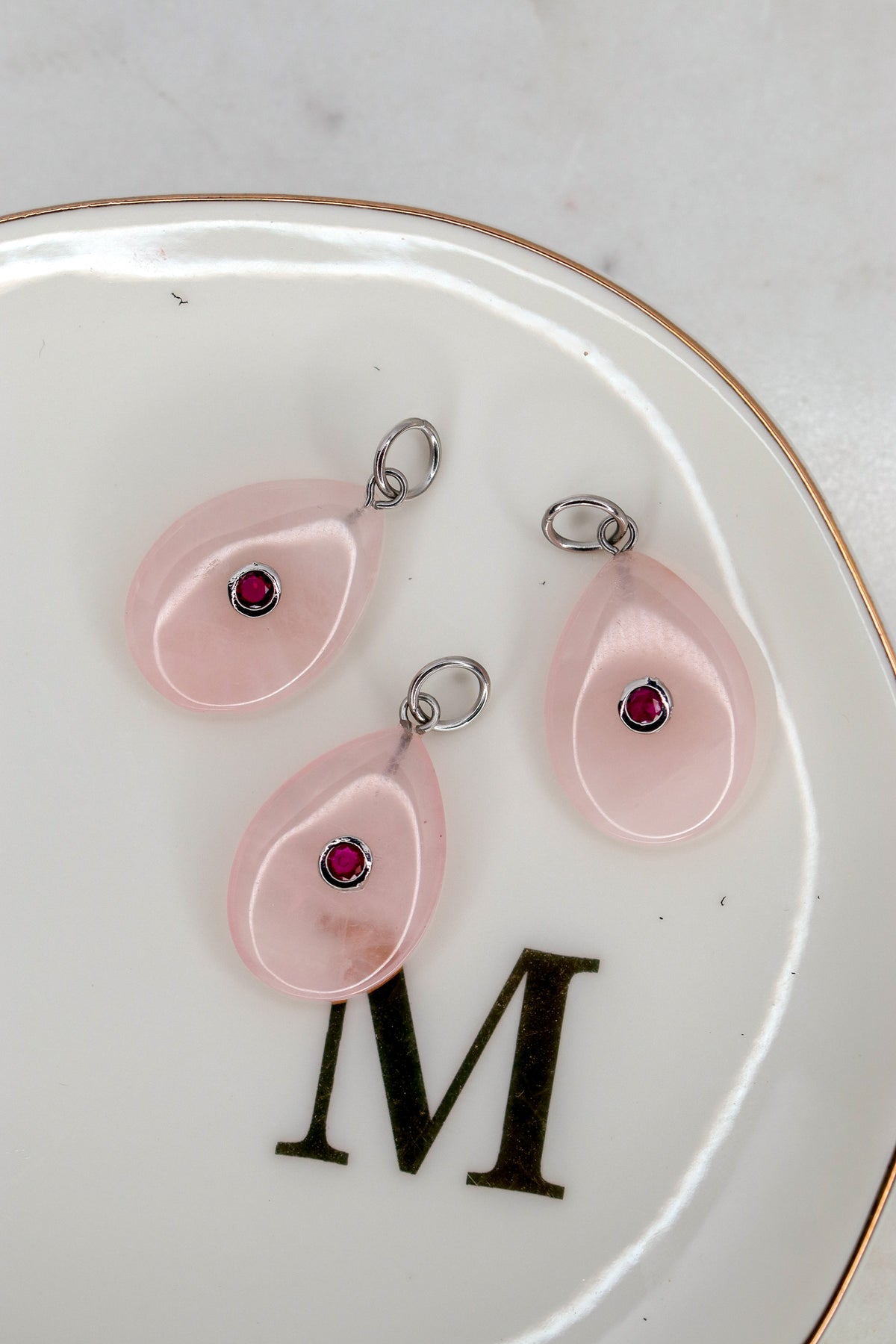Ligne Mè·ro Bijoux - Pendentif CLÉ DE LUMIÈRE - Goutte Quartz rose