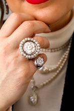 Carica l&#39;immagine nel visualizzatore di Gallery, Anello CAMELIA LADY cornice perle - argento 925
