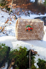 Carica l'immagine nel visualizzatore di Gallery, Pochette &amp; Spilla – Magie di Festa -  Macchinina con Albero 🚗
