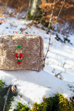 Carica l'immagine nel visualizzatore di Gallery, Pochette &amp; Spilla – Magie di Festa -  Schiaccianoci 🎠
