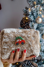 Carica l'immagine nel visualizzatore di Gallery, Pochette &amp; Spilla – Magie di Festa -  Macchinina con Albero 🚗
