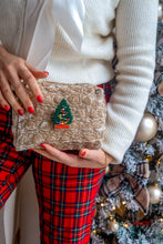 Carica l'immagine nel visualizzatore di Gallery, Pochette &amp; Spilla – Magie di Festa -  Albero di Natale 🎄
