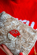 Carica l'immagine nel visualizzatore di Gallery, Pochette &amp; Spilla – Magie di Festa -  Cappello di Babbo Natale 🎅
