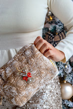 Carica l'immagine nel visualizzatore di Gallery, Pochette &amp; Spilla – Magie di Festa -  Brindiamo (bicchiere con fiocco) 🥂
