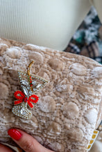 Carica l'immagine nel visualizzatore di Gallery, Pochette &amp; Spilla – Magie di Festa -  Brindiamo (bicchiere con fiocco) 🥂
