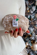 Carica l'immagine nel visualizzatore di Gallery, Pochette &amp; Spilla – Magie di Festa  piccola -  Brindiamo 🥂
