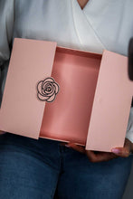 Charger l'image dans la galerie, LUXURY PACKAGING - Boîte Camelia Maxi Rose - Édition Limitée
