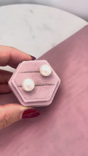 Carica e avvia il video nel visualizzatore di galleria, Orecchini BOTTONI arg925 - Perle BIANCHE Autentiche - Grandi
