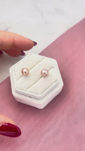 Carica e avvia il video nel visualizzatore di galleria, Orecchini BOTTONI arg925 - Perle Autentiche ROSA - MINI
