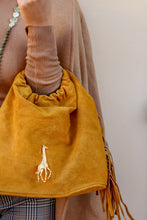 Carica l&#39;immagine nel visualizzatore di Gallery, BORSA AFRICA - VERA pelle scamosciata senape
