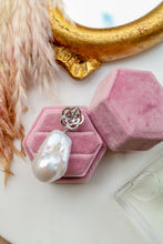 Carica l&#39;immagine nel visualizzatore di Gallery, Pendente BRIGHT CAMELIA - argento 925
